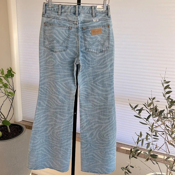 Wrangler Women’s Wanderer High Rise Flare Jeans Tiger Print Light Wash 27 NWT - Picture 5 of 7